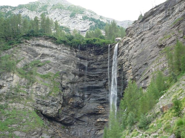 LA CASCADE DE LA PISSE DANS LA VALLEE DU CHAMPOLEON